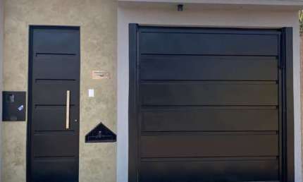 Lindíssima Casa com 3 Quartos, Suíte, Closet, 2 vagas no Segismundo Pereira, Uberlândia