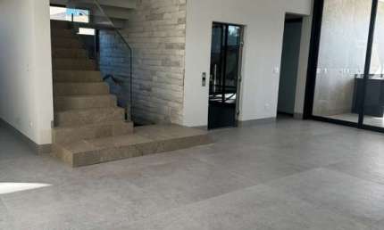 Casa de Luxo em Condomínio à Venda em Uberlândia-MG, Bairro Gávea: 4 quartos, 3 suítes, 2 salas, 4 banheiros, 4 vagas, 293m².