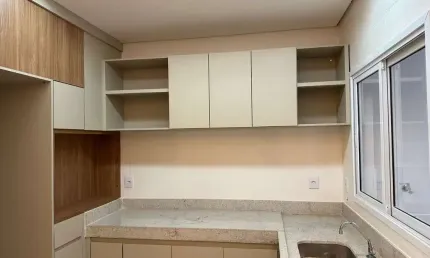 Casa Sobrado à venda 2 suítes, 2 salas, 3 banheiros, 2 vagas de garagem, 83,41m², em Uberlândia-MG, bairro Novo Mundo,