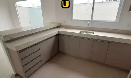 Espetacular casa em condomínio à venda em Uberlândia-MG, Granja Marileusa: 3 quartos, 1 suíte, 2 salas, 3 banheiros, 2 vagas, 82m².