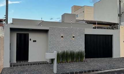 Casa à venda 3 Quartos, 1 Suíte com Closet, Área gourmet, 4 vagas no Jardim Botânico, Uberlândia-MG - 250 m² - Imperdível!