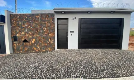 Casa à venda 3 suítes, 250m², Sala pé direito alto, Cozinha gourmet, Churrasqueira, 2 vagas, Acabamento premium, Verde Umuarama em Uberlândia