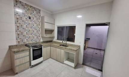 Casa à venda em Uberlândia-MG, no Jardim Europa: 2 quartos, 1 suíte, 2 salas, 2 banheiros, 2 vagas, 125m². Venha conferir!