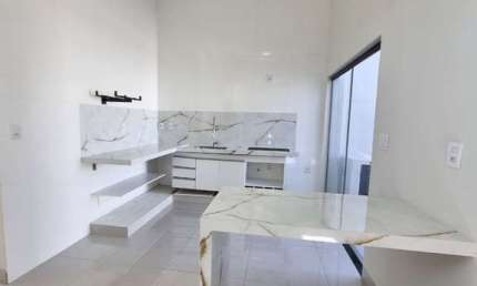 Casa à venda em Uberlândia-MG, Bosque dos Buritis: 3 quartos, 1 suíte com closet, 2 salas, 2 banheiros, 2 vagas. Imperdível!