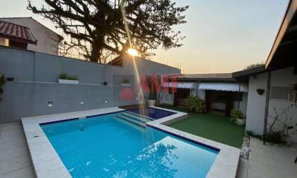 Casa com ótima localização com piscina a 200 metros do mar