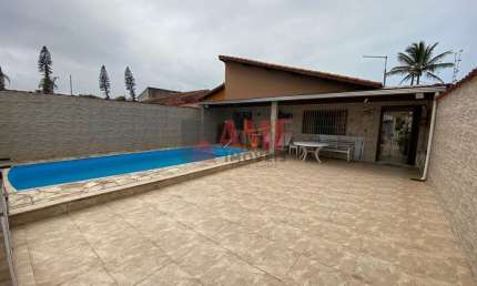 Casa de esquina, 100 metros do mar, mobiliado, com piscina e área gourmet.