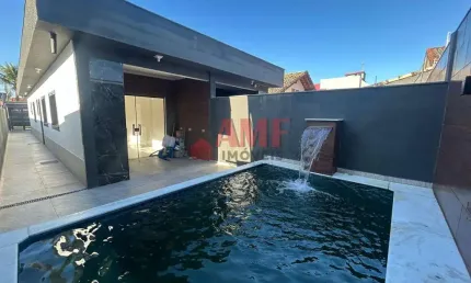 Casa com piscina no bairro santa terezinha - itanhaém
