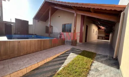 Casa com piscina a 1.100 metros do mar no Vera Cruz