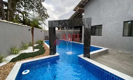 Casa incrível nova com piscina a 250 metros da praia no Santa Terezinha