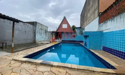 Casa com piscina a 300 metros do mar no Florida Mirim