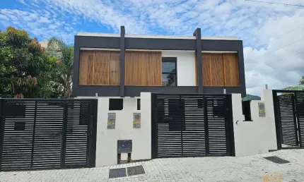Sobrado novo pronto para morar na melhor localização dos ingleses em floripa