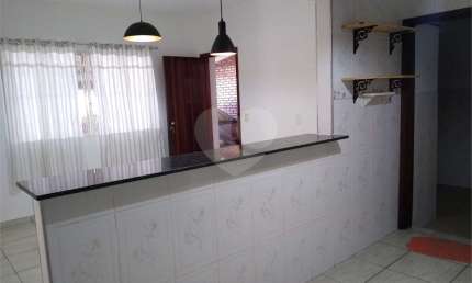 Casa térrea com 3 quartos à venda ou para locação em Alvinópolis - SP