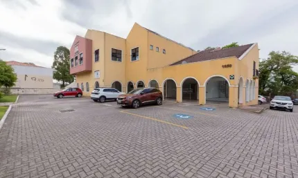 Ponto comercial para alugar na Rua Antônio Escorsin, 1650, São Braz, Curitiba
