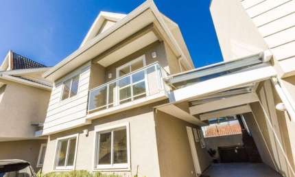 Sobrado em condominio em SANTA FELICIDADE com 139,67m²
