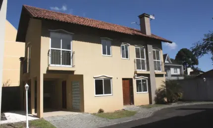 Sobrado em condominio em santa felicidade com 150,72m²