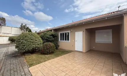 Casa com 3 quartos para alugar na Rua Theóphilo Benato, 35, São Braz, Curitiba