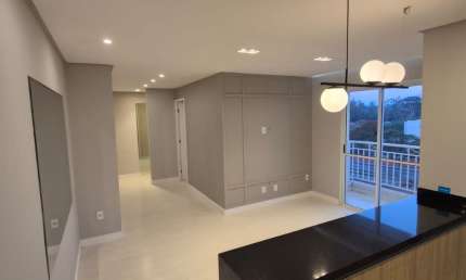 Vende-se apartamento recém-reformado perto da Dutra.  O apartamento está localizado no condomínio Bela Città e foi recentemente reformado, contando com armários novos. Oferece dois dormitórios, sendo 