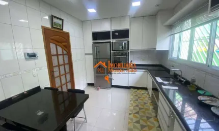 Sobrado a venda e locação, mobiliado, com 3 suítes e 4 vagas de garagem - Santa Mena - Guarulhos/SP