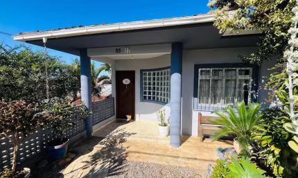 Casa semi mobiliada com 03 quartos sendo 01 suíte 03 BWC localizada  em Forquilhas - São José - SC.