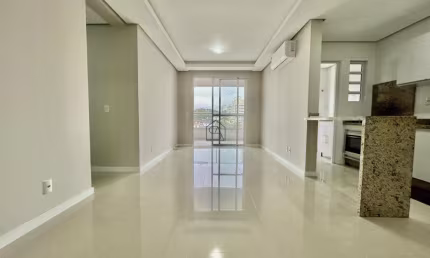 Apartamento com 02 quartos sendo 02 suítes 03 BWC localizado na Praia Comprida, São José - SC.