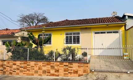 Linda Casa com 03 quartos sendo 01 suíte 03 BWC localizado no Bairro Ipiranga, São José - SC.