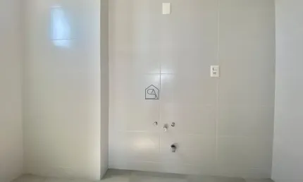 Apartamento com 03 quartos sendo 01 suíte 02 BWC localizado no Kobrasol, São José - SC.