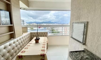 Apartamento com 02 quartos sendo 01 suíte 02 BWC localizado em Barreiros, São José - SC.
