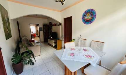 Casa com 4 quartos sendo 01 suíte 02 BWC localizado em Barreiros, São José - SC.