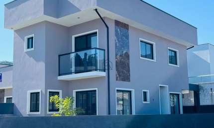 Casa com 03 quartos sendo 01 suíte 03 BWC localizado em Potecas, São José - SC.