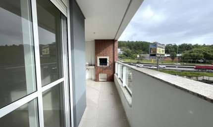 Apartamento com 03 quartos sendo 01 suíte e 03 BWC localizado na Praia Comprida, São José - SC.
