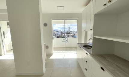 Apartamento com 02 quartos sendo 01 suíte 02 BWC localizado no bairro Ipiranga, São José - SC.