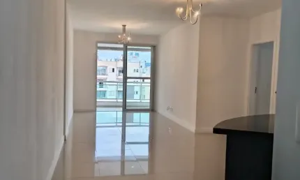 Apartamento com 03 quartos sendo 01 suíte e 03 bwc localizado no estreito - fpólis.