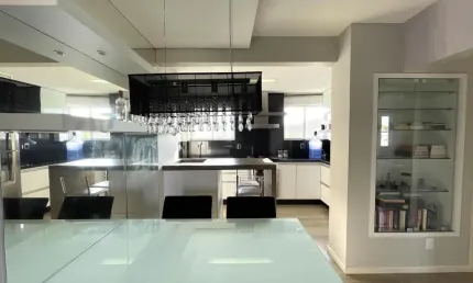 Apartamento com 02 quartos sendo 01 suíte 02 BWC localizado em Barreiros - São José SC.