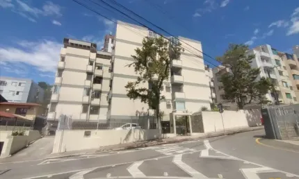 Apartamento com 03 quartos 01 bwc localizado em coqueiros florianópolis sc.
