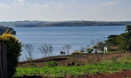 Linda chácara de 3000 m² , molhada, com casa, no Cond. Riviera do Nascente,  em Alvorada do Sul.