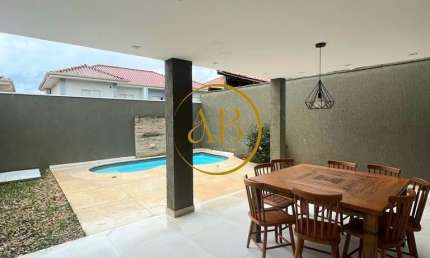 Linda casa em Condomínio fechado com total segurança e completo