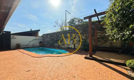 Ótima casa completa com piscina e num ótimo condomínio.