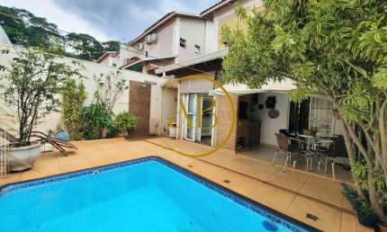 Linda casa em Condomínio e com piscina na Vila do Golfe