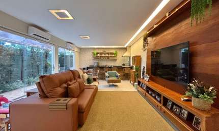 Linda casa totalmente reformada com muito bom gosto