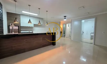 Linda casa no condomínio evidence reformada e com muito espaço