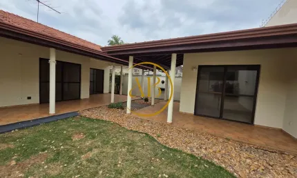 Linda casa para locação em condomínio fechado completo. localização privilegiada