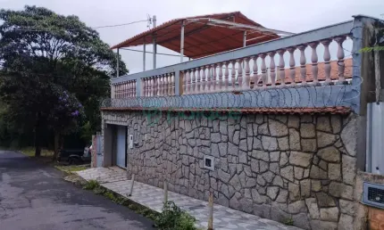 Casa a venda no Bairro Bom Pastor de três quartos sendo um suite por R$489.900,00