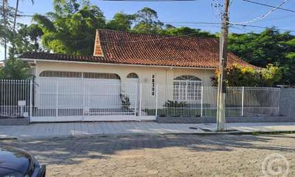 Residência espaçosa no bairro Santa Mônica, ideal para famílias
