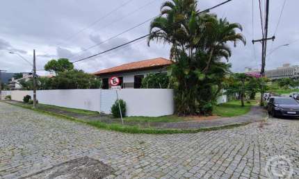 Casa ampla e mobiliada para aluguel no bairro Itacorubi, em Florianópolis
