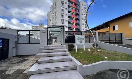 Apartamento semimobiliado com 79 m² no Itacorubi, ideal para famílias