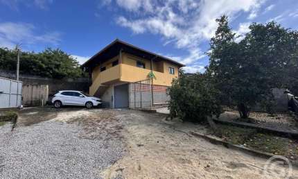 Encontre seu novo lar no bairro Tapera, Florianópolis: casa com suíte e garagem