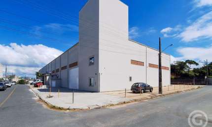 Galpão estratégico, em São José, com amplo espaço e acesso facilitado à BR-101