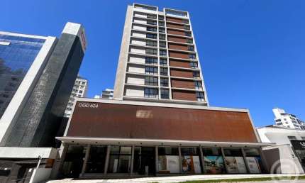 Studio mobiliado, com vaga de garagem, no Centro de Florianópolis