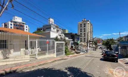 Casa comercial espaçosa em Coqueiros, ideal para seu negócio prosperar