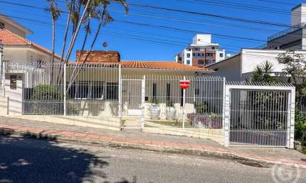 Casa comercial espaçosa em Coqueiros, ideal para seu negócio prosperar